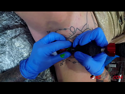 ❤️ Ekstreem tattooed hottie Sully Savage krige in tattoo op har klitoris ☑ Fucking video  by wy ☑