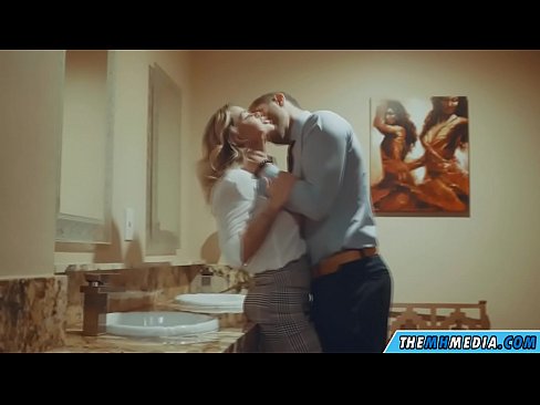 ❤️ As in busty blonde jo ferliedt yn in iepenbier toilet ☑ Fucking video  by wy ☑